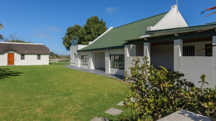 To Let 4 Bedroom Property for Rent in Struisbaai Western Cape